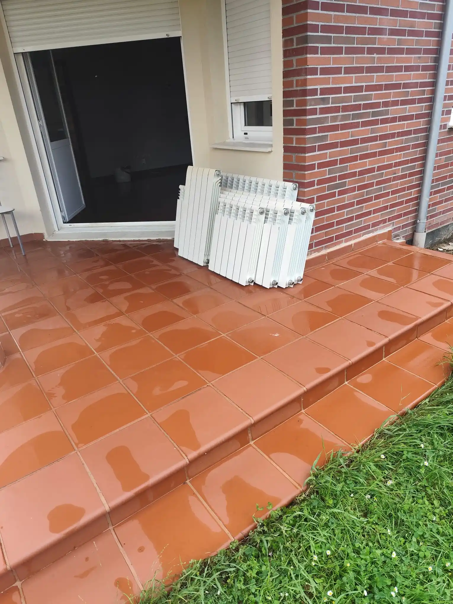Limpieza de terraza con suelo de gres cerámico y radiadores desmontados en Etxebarri