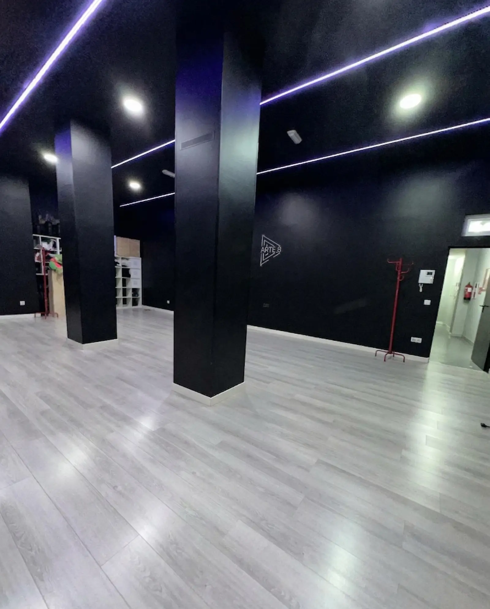 Servicio de limpieza en local con suelo laminado gris y paredes negras en Etxebarri