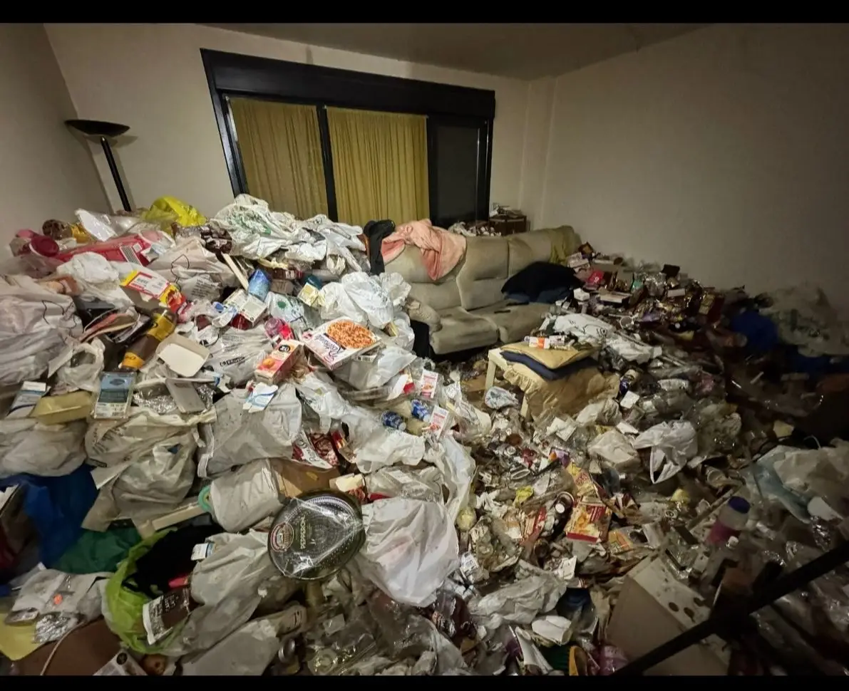Estado previo a la limpieza de vivienda con acumulación extrema de residuos y enseres en Etxebarri