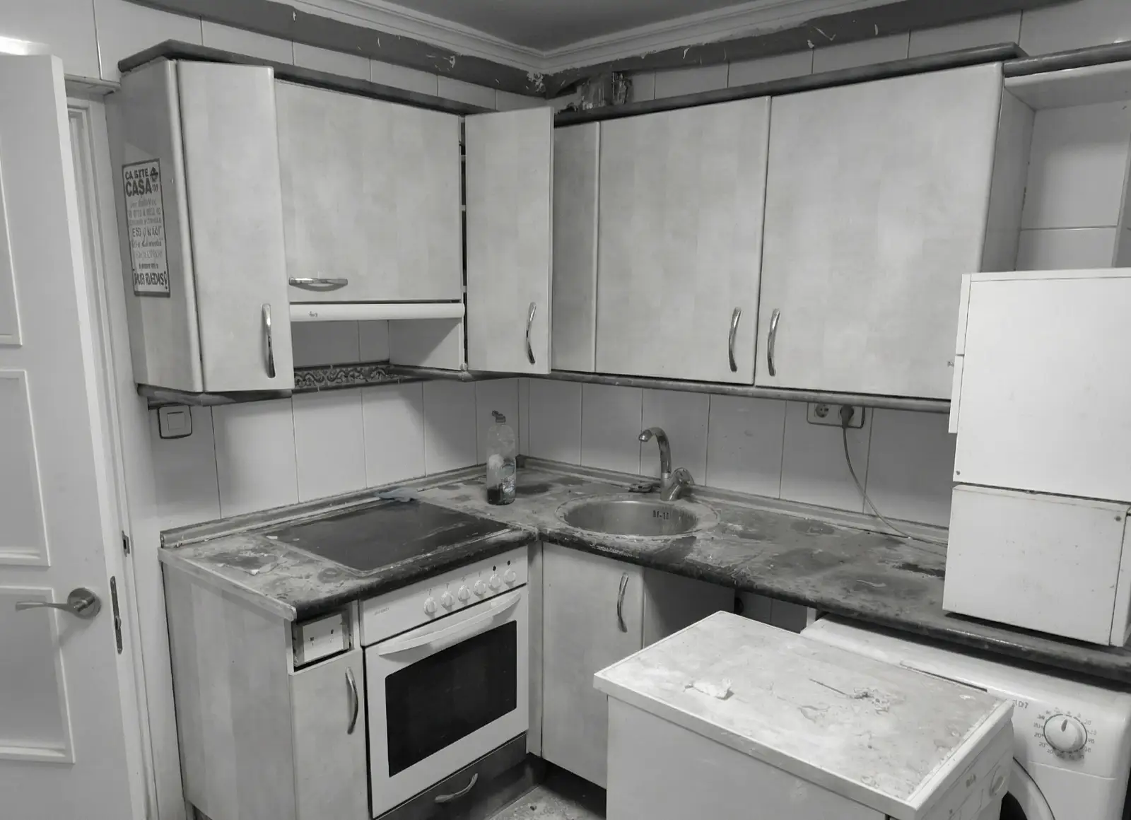 Antes de la reforma de cocina: mobiliario antiguo deteriorado y encimera con suciedad acumulada en Etxebarri